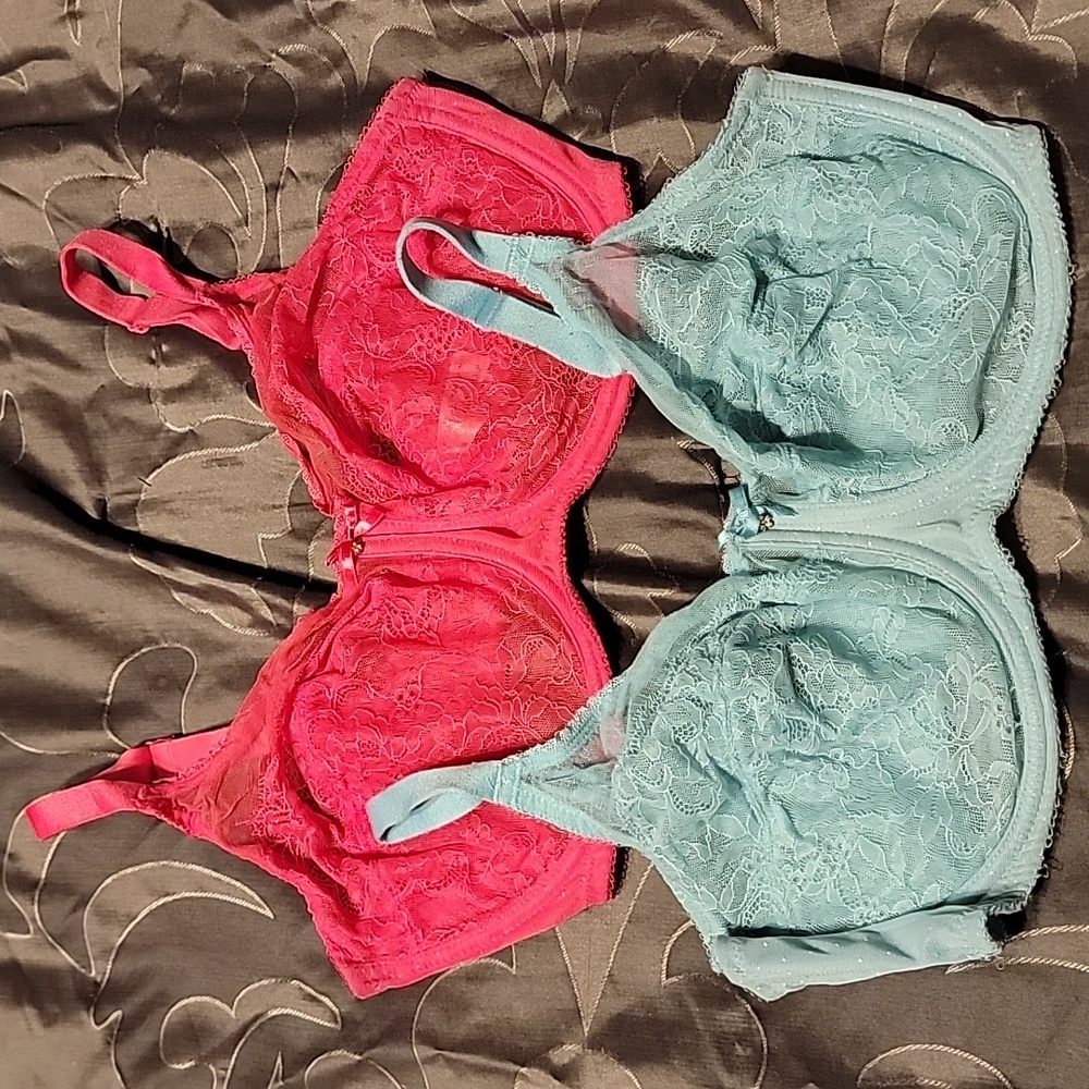 Set of 2 retro chic bras